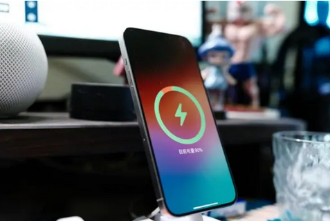丰镇苹果15换屏服务分享用什么充电器给iPhone15充电更好 